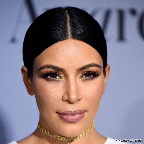Kim Kardashian usou sombra dourada no cantinho interno do olho, e os c?lios posti?os deram um toque extra de glamour ao look